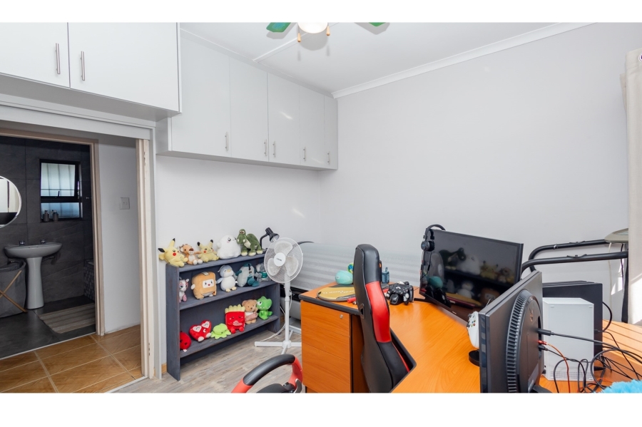 5 Bedroom Property for Sale in Avondale Western Cape